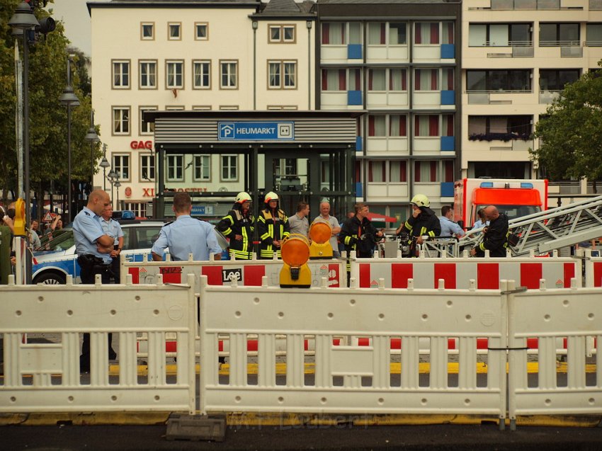 2 Denkmalkletterer hielten Feuerwehr und Polizei in Trapp Koeln Heumarkt P131.JPG